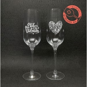 Estuche corazón personalizado con pareja copas cava grabadas. Copas